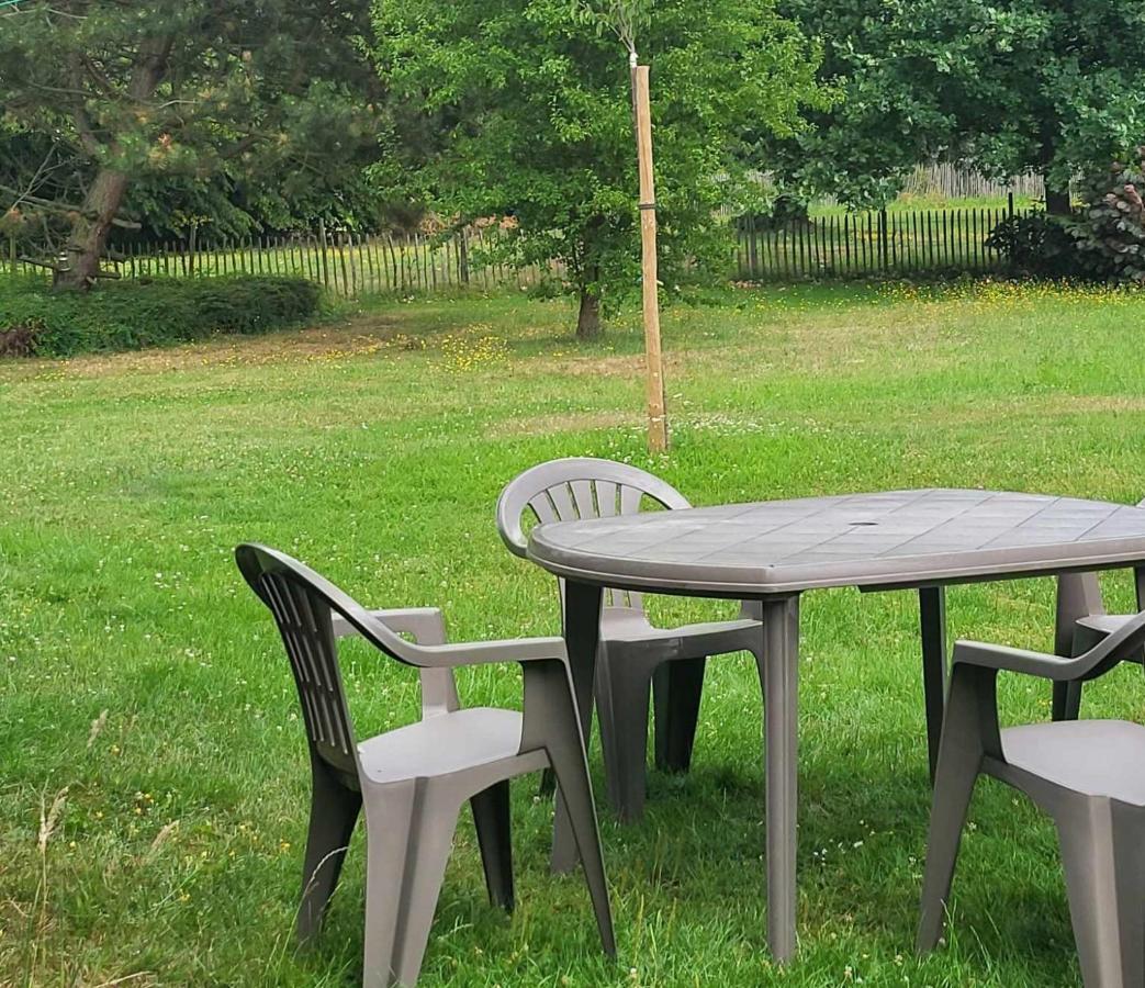 דינאן A La Salle De Jeux Et Son Jardin Autour De La Cabane Verte מראה חיצוני תמונה