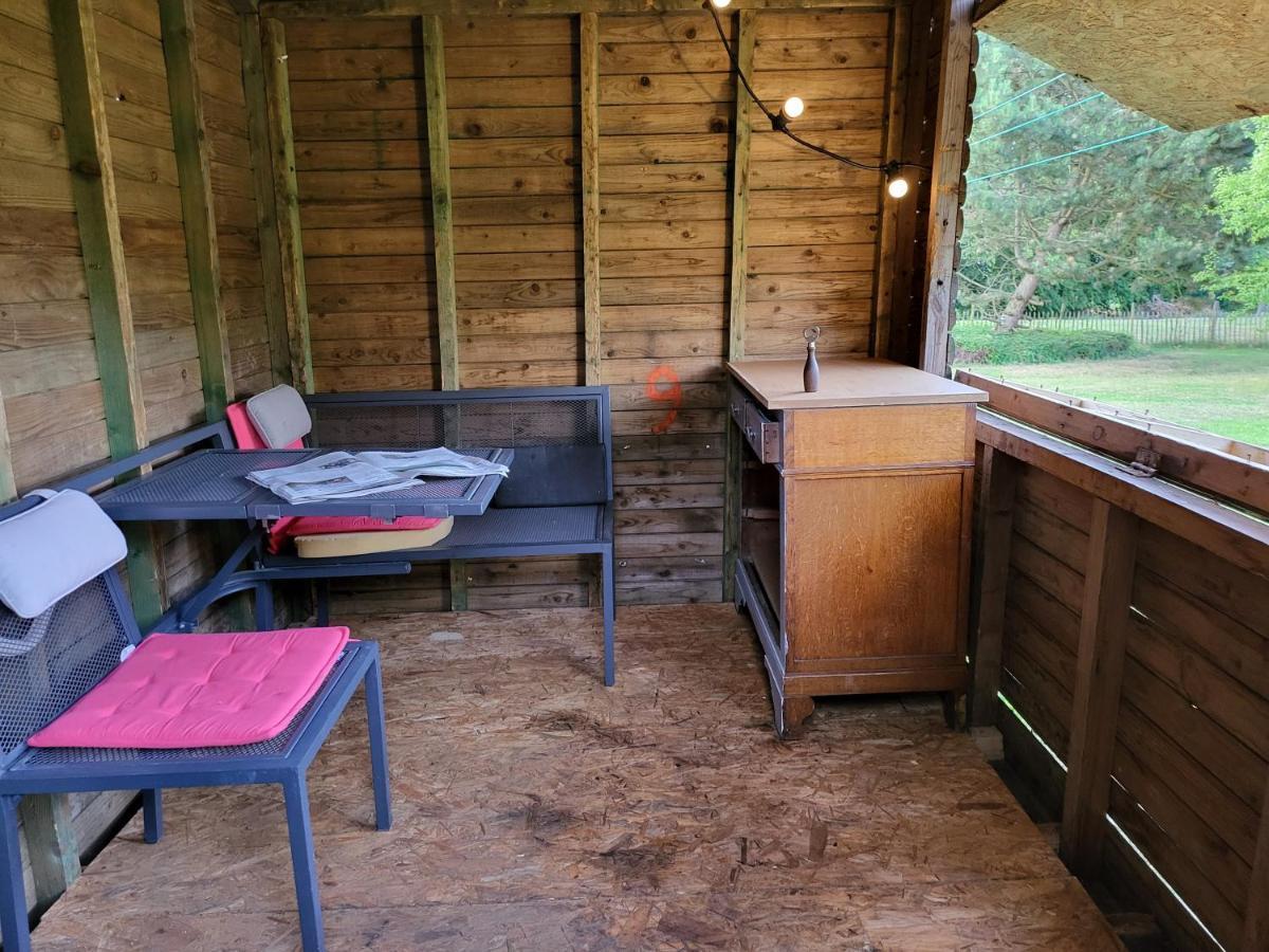 דינאן A La Salle De Jeux Et Son Jardin Autour De La Cabane Verte מראה חיצוני תמונה